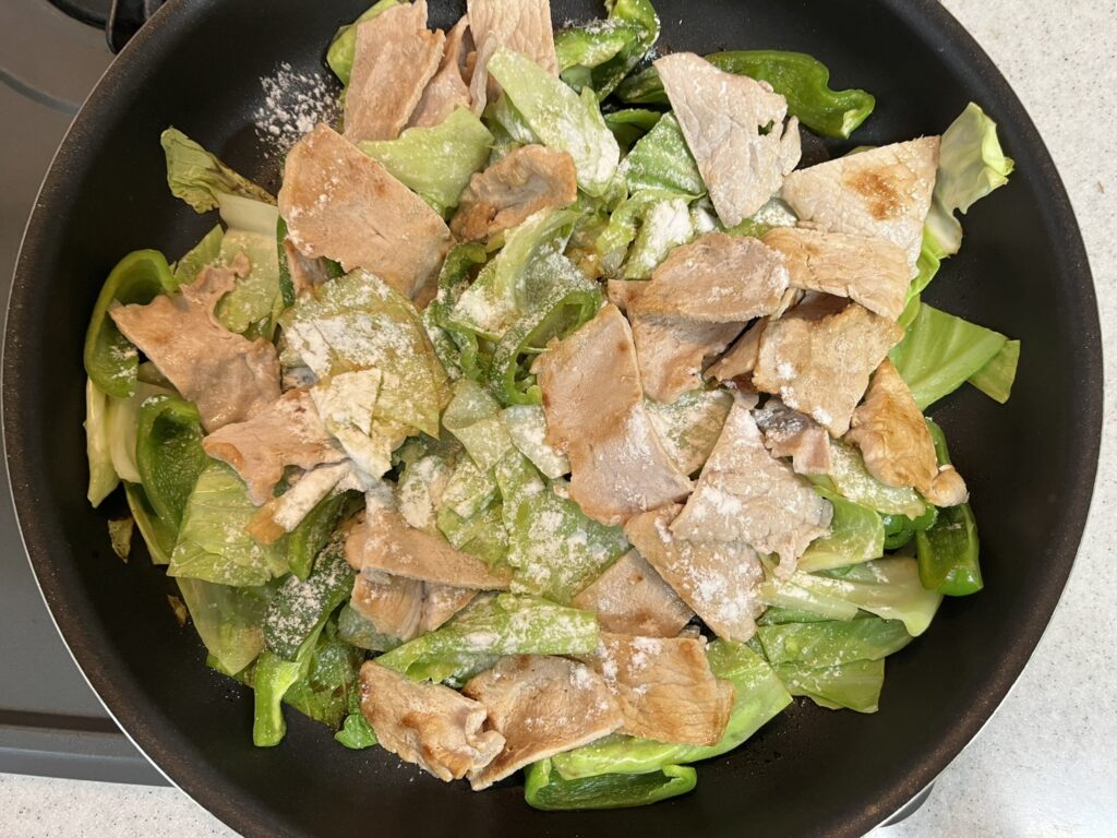 豚肉とキャベツを炒めて、片栗粉を振りかけると、ソースの味が絡む。