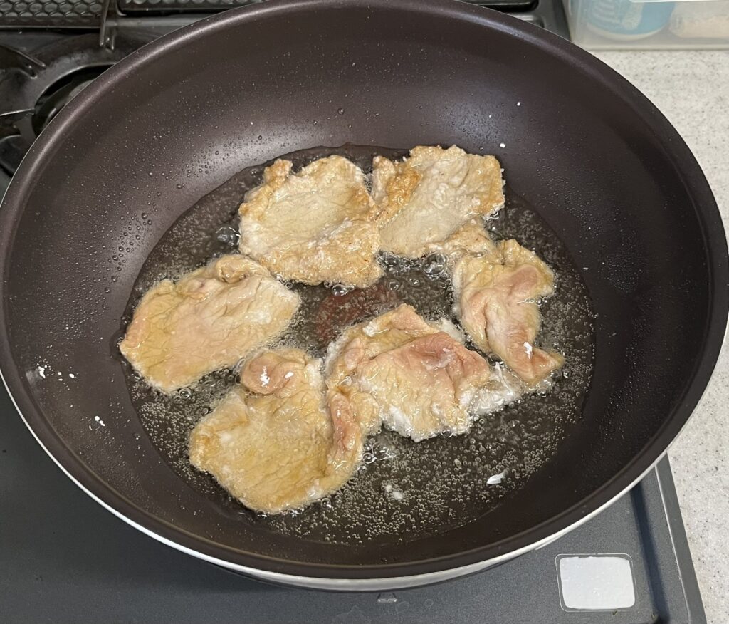 揚げ焼きの方法や揚げ焼きのコツについて。ティファールの28cm深型フライパンを使うと油はねが少なく調理しやすい。