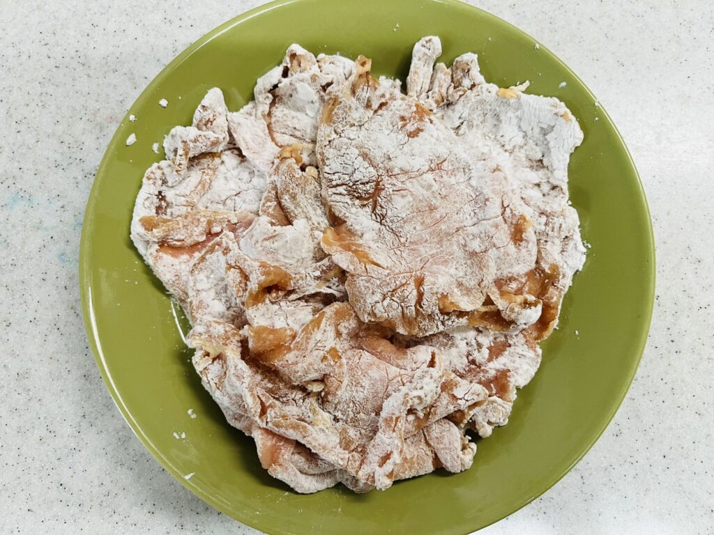豚ロース薄切り肉に片栗粉を付け終えたところ