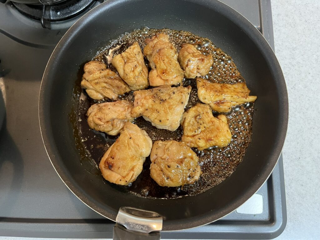 鶏もも肉とすき焼きのタレを絡め焼きをする　時短料理かつ節約料理