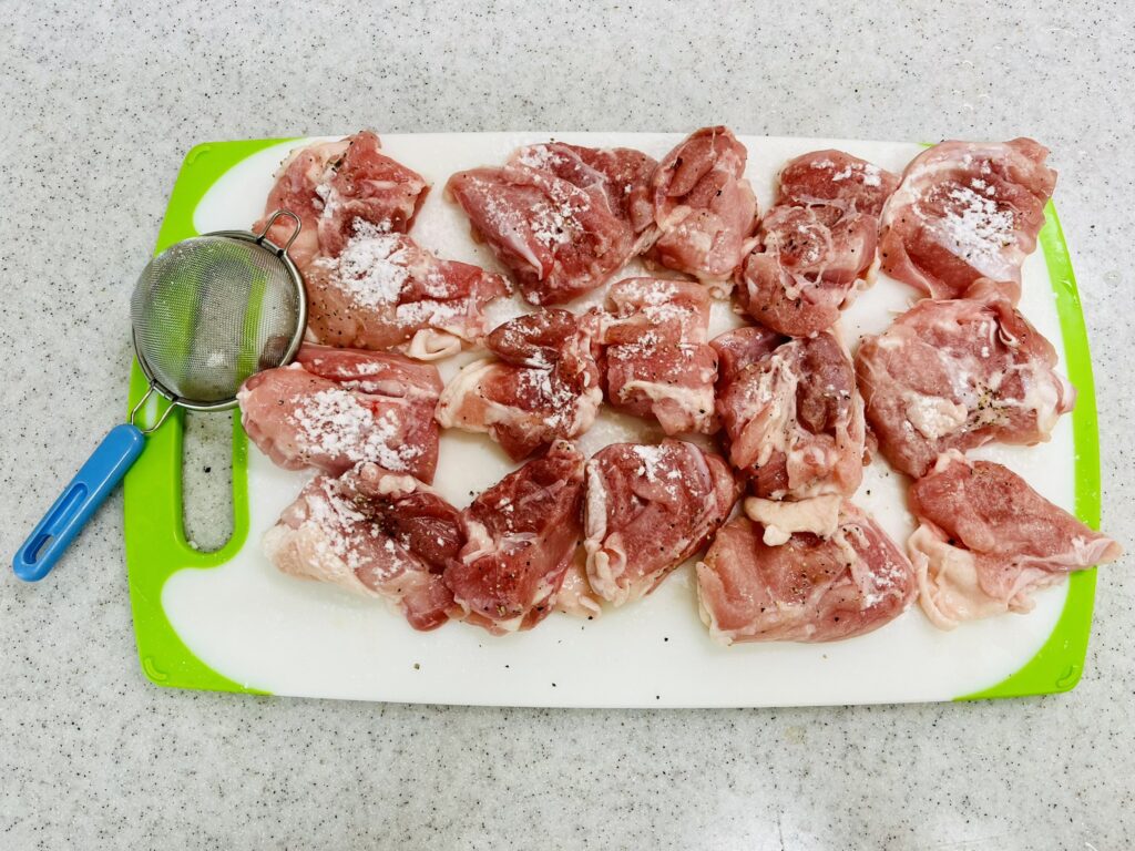 鶏もも肉に塩コショウと片栗粉をふりかける　簡単