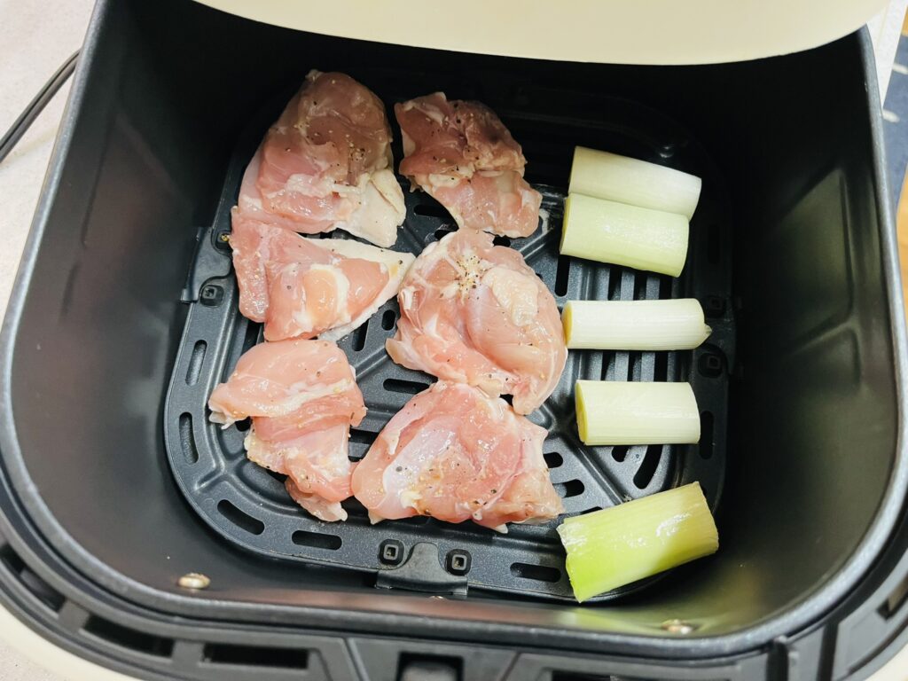 鶏南蛮用の鶏もも肉1枚とネギをCOSORIに投入　時短料理かつ節約料理