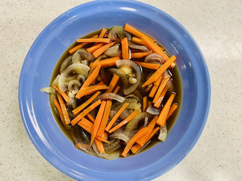 加熱した野菜を南蛮漬けのタレに漬け込む