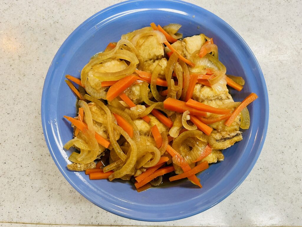 南蛮漬けのタレに塩さばフィレの竜田揚げを漬け込む　時短料理かつ節約料理