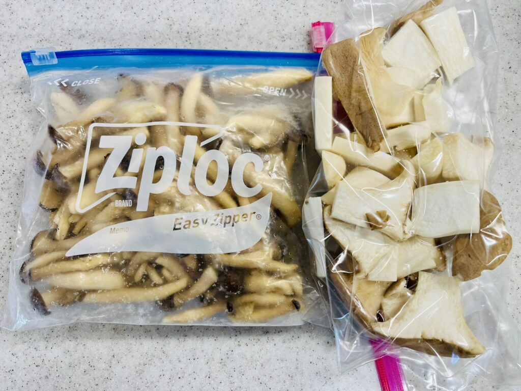 きのこの保存方法。きのこはカットしたものを冷凍しておくか、自分でカットして冷凍する。