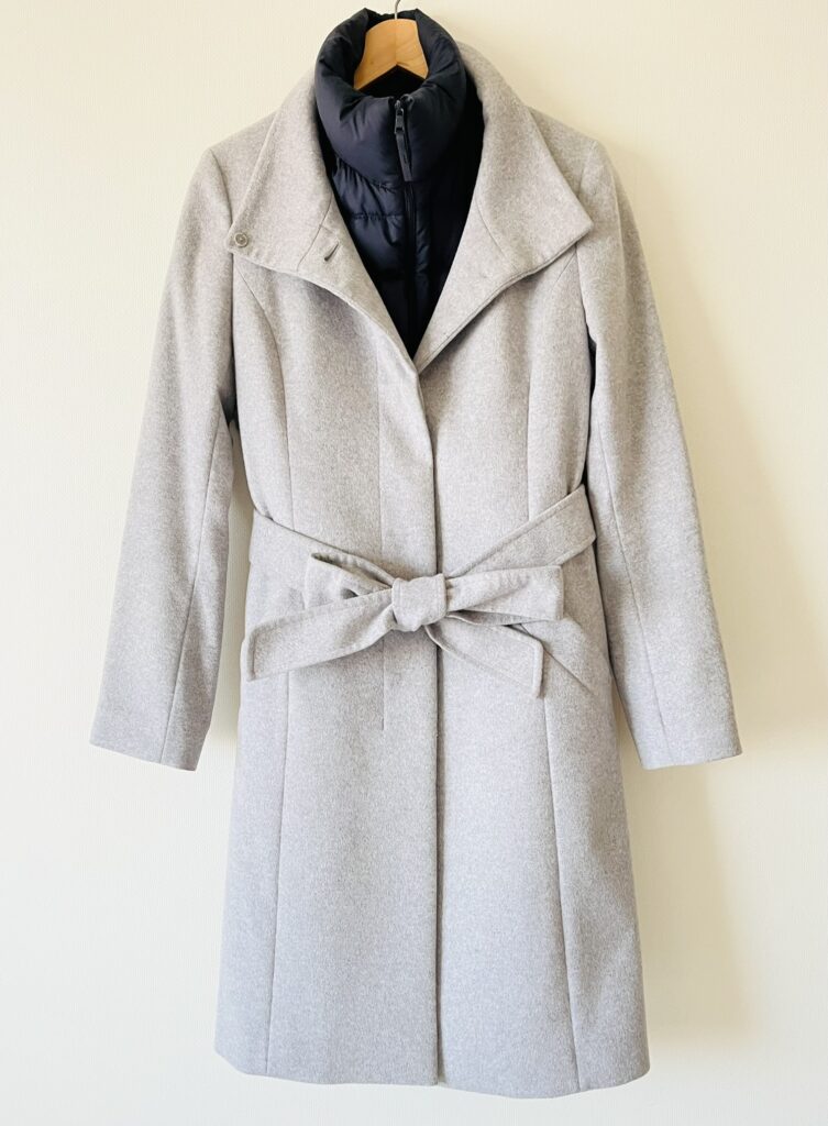 ライトグレーのウールコートの40代向けコーデ。ユニクロのウルトラライトダウンを合わせた。毛玉やよごれは目立ちにくいので、寿命が長い。お手入れも簡単。