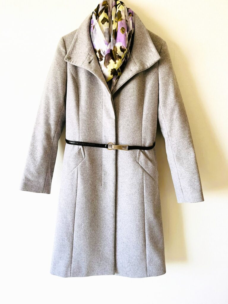 ライトグレーのウールコートの40代向けコーデ。春らしい色のストールを合わせた。毛玉やよごれは目立ちにくいので、寿命が長い。お手入れも簡単。