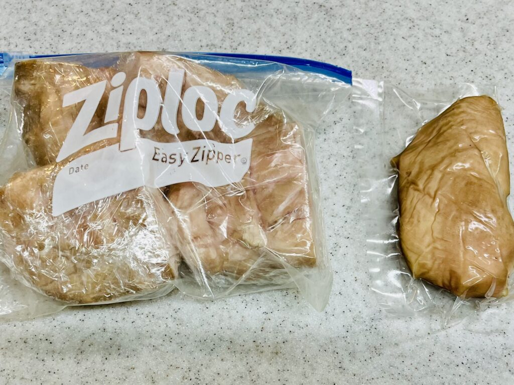 コストコ_スモークサラダチキンの冷凍保存方法。大きいものは、半分にカットしてラップを巻いて、ジップロックへ入れ、冷凍庫へ。小さいものは、そのままで冷凍庫へ