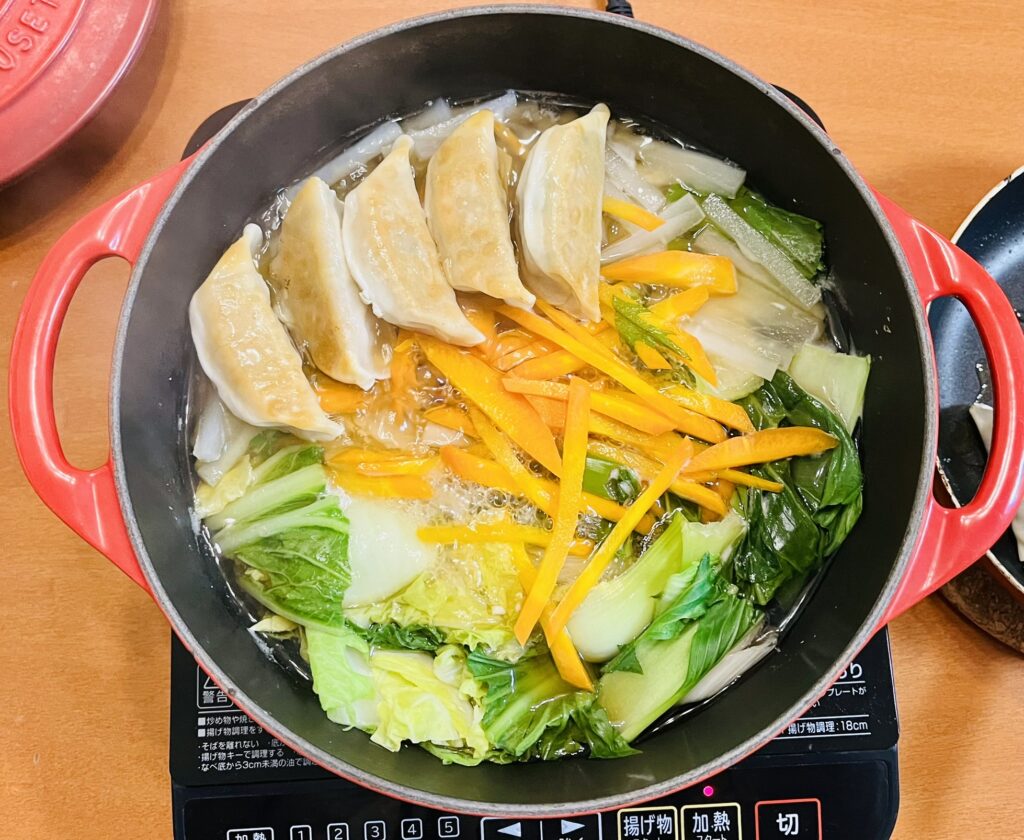 コストコで人気の冷凍餃子を使った鍋。時短調理かつ節約料理