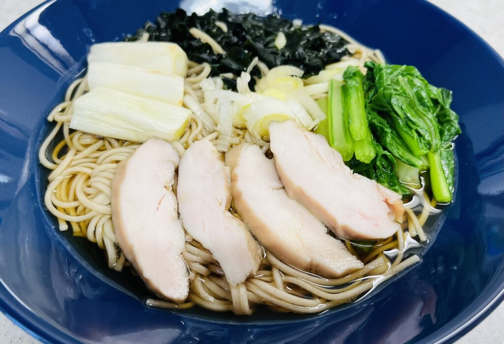 コストコのスモークサラダチキンは麺類のトッピングにちょうどいい