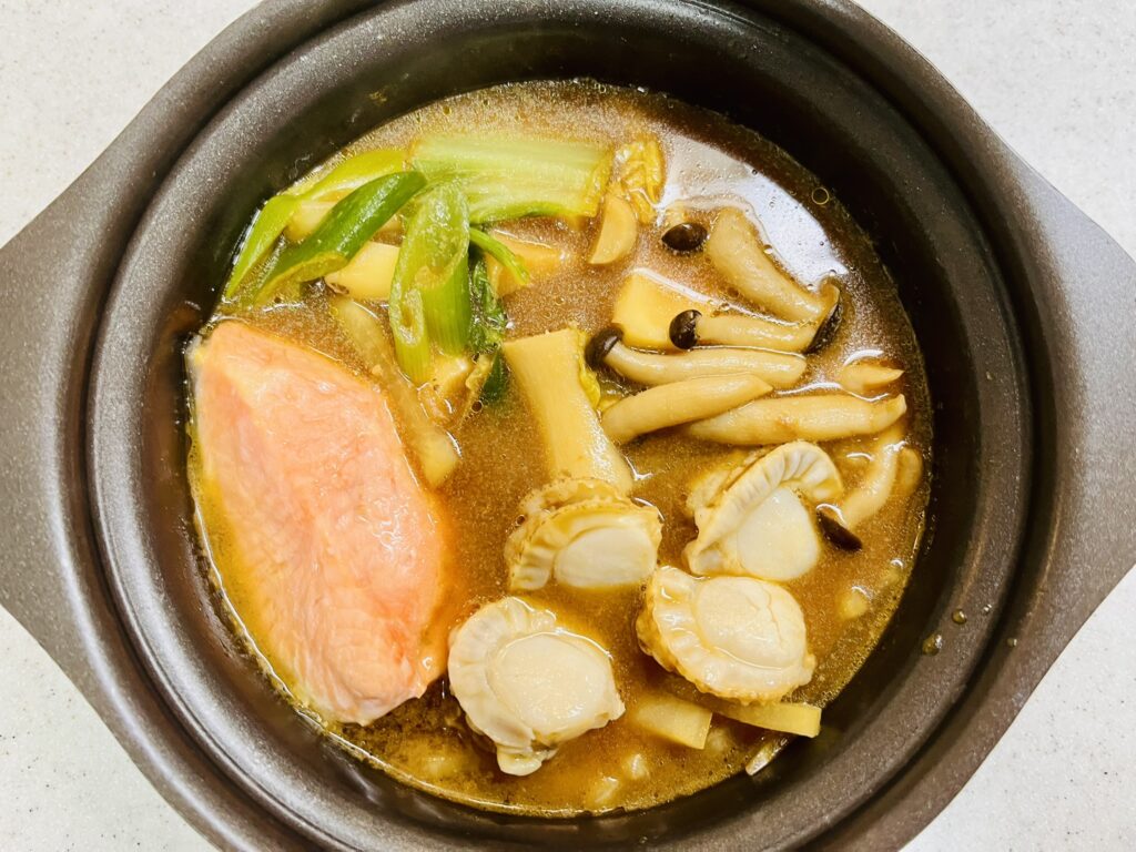 コストコの銀鮭とベビーホタテをメインにした味噌鍋。時短調理かつ節約料理。