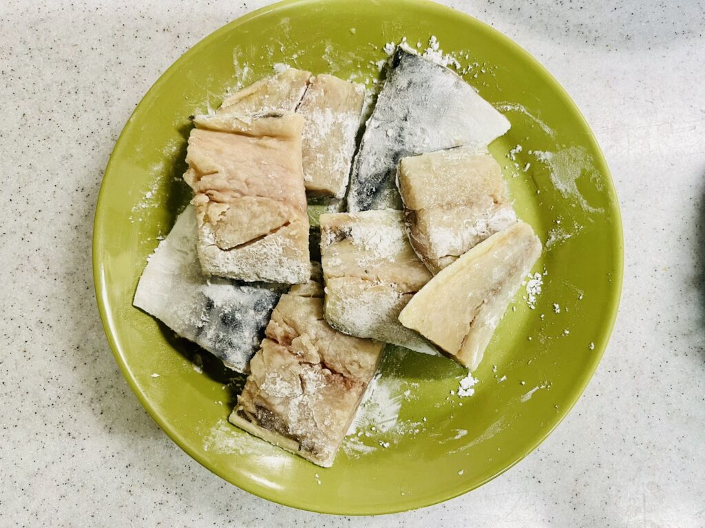 コストコ塩さばフィレに片栗粉をまぶす　時短料理かつ節約料理