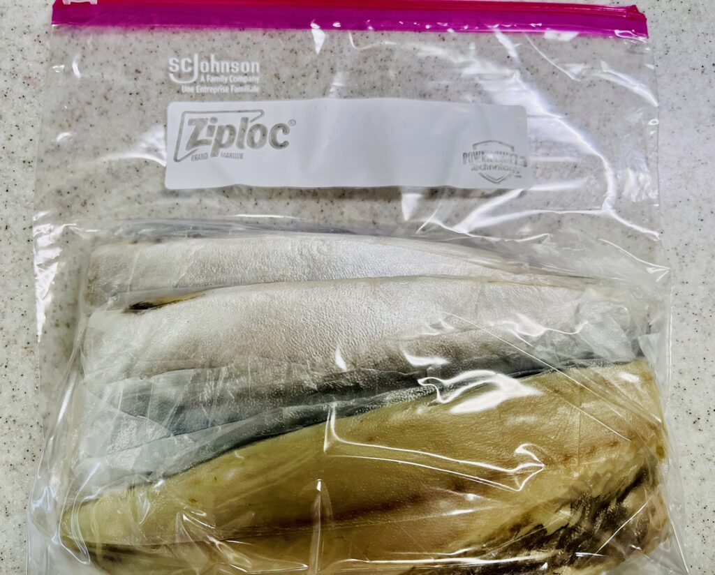コストコ塩さばフィレの冷凍保存方法　解凍しても美味しい