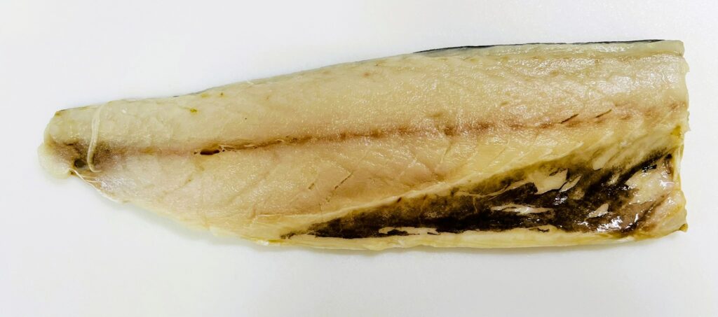 コストコ塩サバフィレ1枚分。身が厚く大きめ。