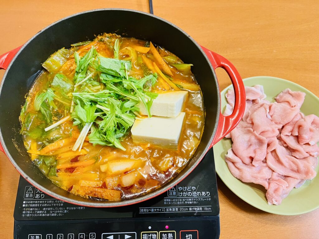 コストコ豚ロースをメインにしたチゲ鍋。時短調理かつ節約料理