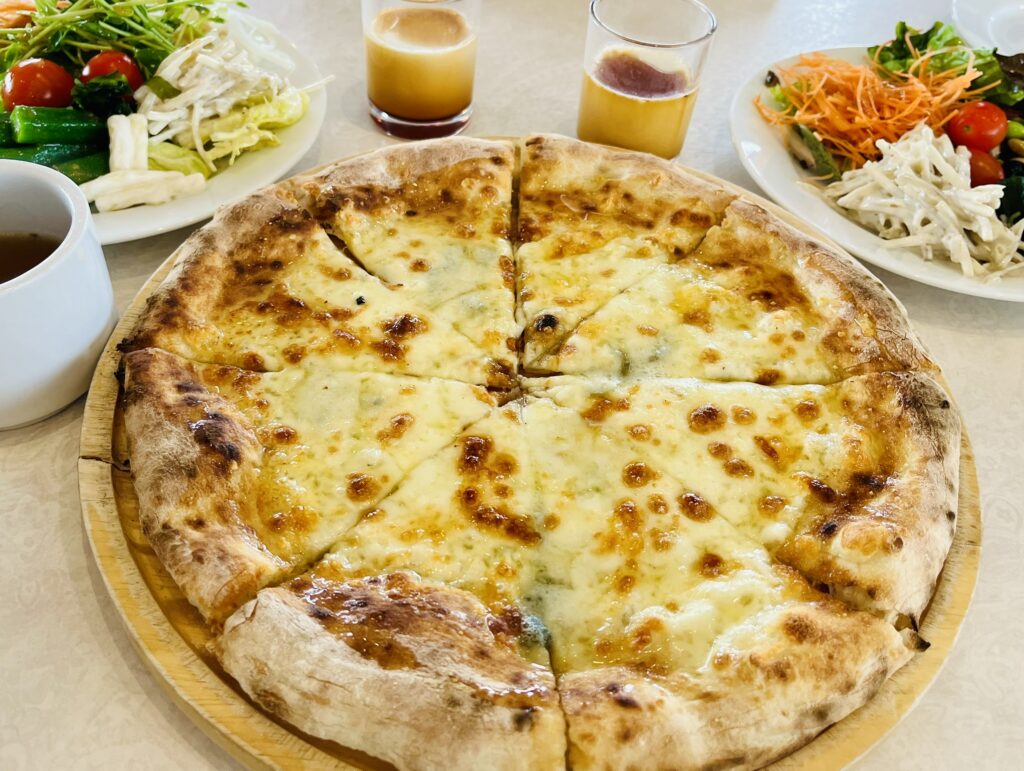 トラットリアJマリーナのチーズピザと人気のサラダバー