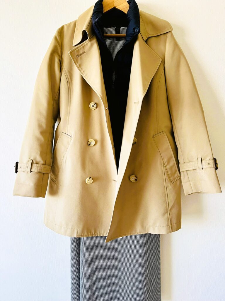 トレンチコートとユニクロウルトラライトダウンの重ね着は温度調整がしやすい。寒暖差対策となる。