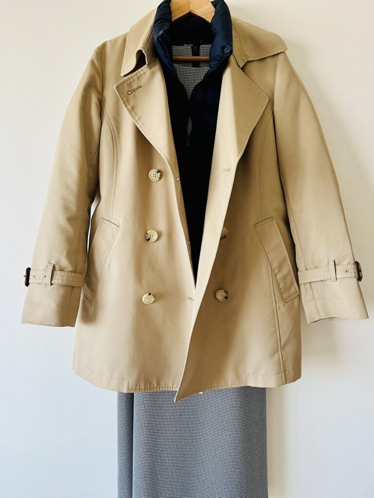 トレンチコートとユニクロウルトラライトダウンの重ね着は温度調整がしやすい。寒暖差対策となる。