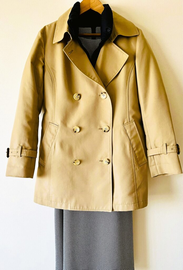 トレンチコートとユニクロウルトラライトダウンの重ね着_ボタンを閉めれば寒くない