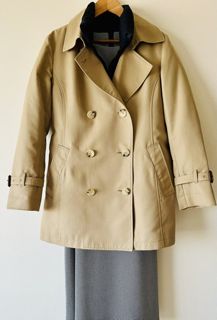 トレンチコートとユニクロウルトラライトダウンの重ね着_ボタンを閉めれば寒くない