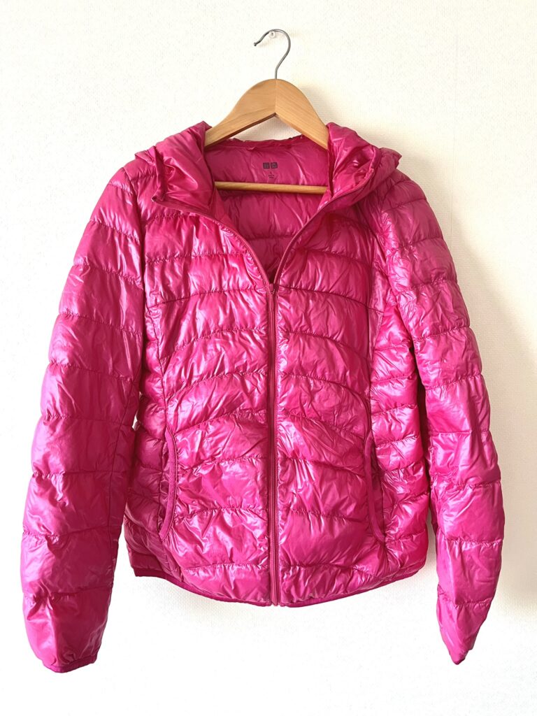 ユニクロウルトラライトダウン_ピンク_フード付き。数千円で長持ち。コスパがいい。