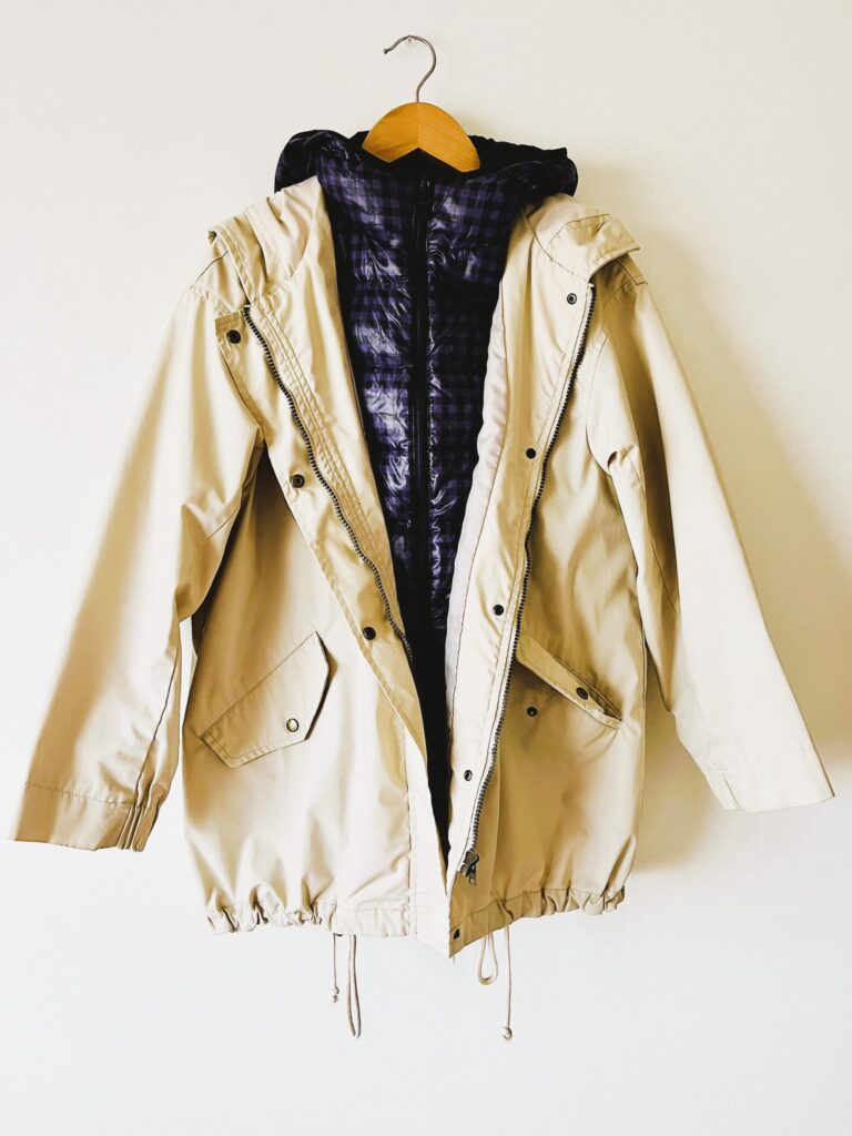 ユニクロウルトラライトダウンとトレンチのカジュアル版　温度調整がしやすいので、寒暖差対策になる