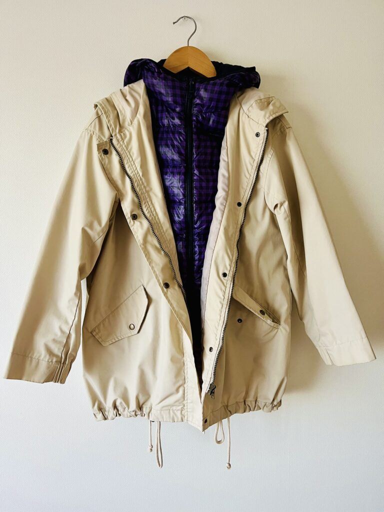 ユニクロウルトラライトダウンとトレンチのカジュアル版　温度調整がしやすいので、寒暖差対策になる