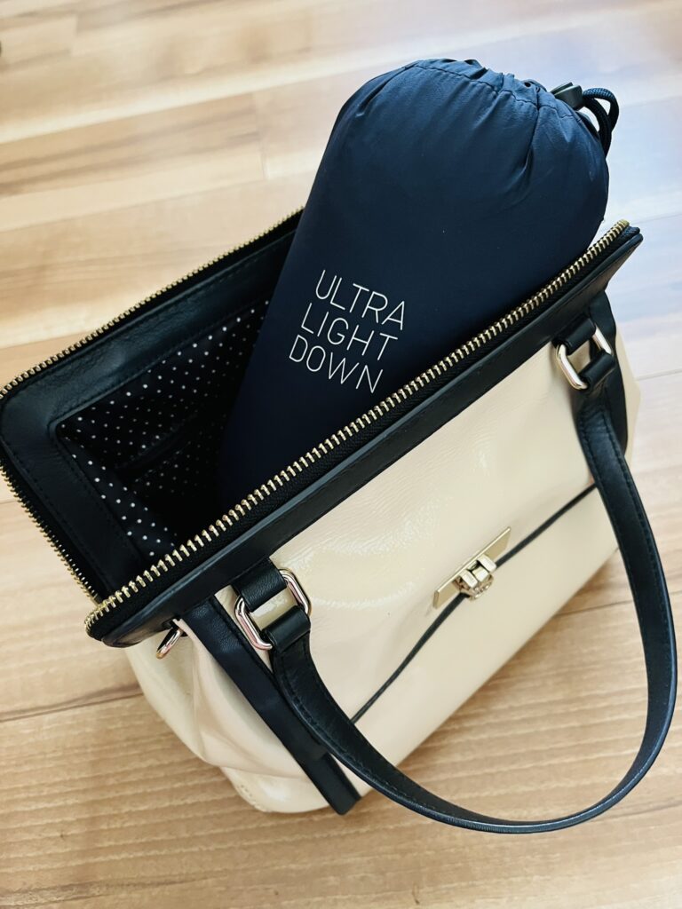 ユニクロウルトラライトダウンを小さくたたんでバッグへしまった　便利