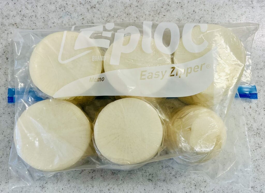 大根の保存方法。1回使用分ずつラップにくるんで、ジップロック袋に入れる。