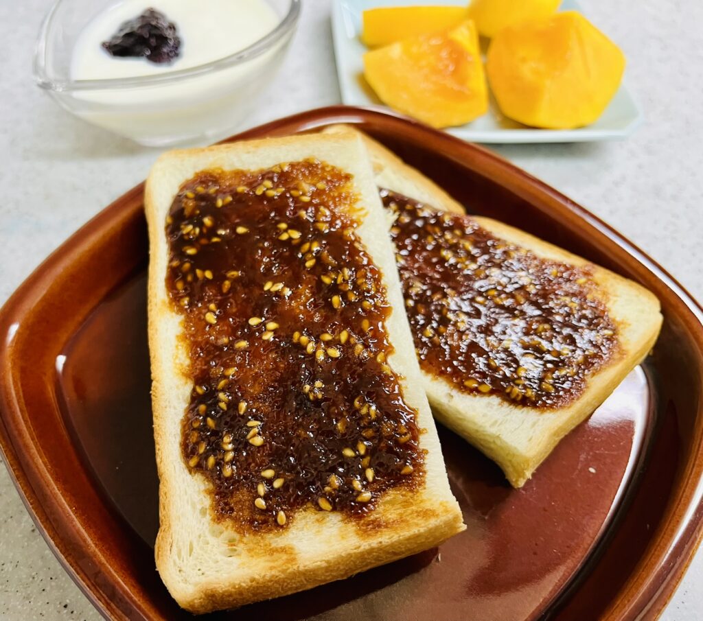 田楽味噌とマヨネーズを和えたパン。時短料理かつ節約料理