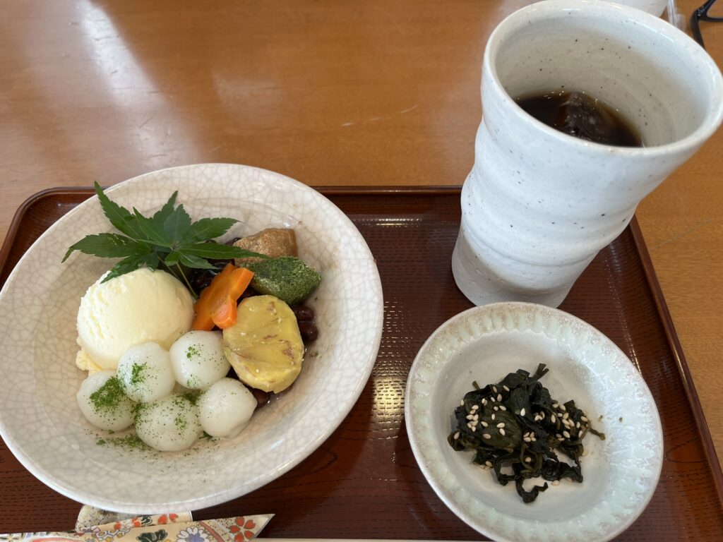 笠間芸術の森公園のアイスコーヒーとクリーム白玉ぜんざい オシャレで美味しい人気グルメ