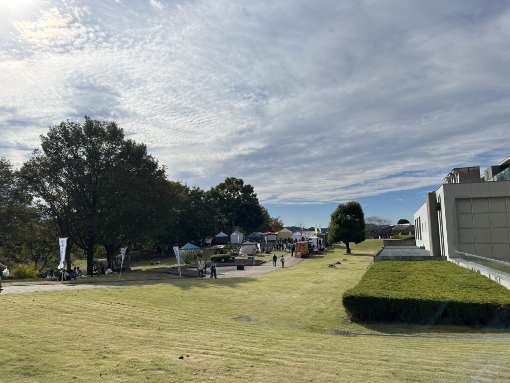 笠間芸術の森公園の芝生広場と美術館 広くて綺麗な癒しのレジャースポット。子供も大人も楽しめる人気の場所