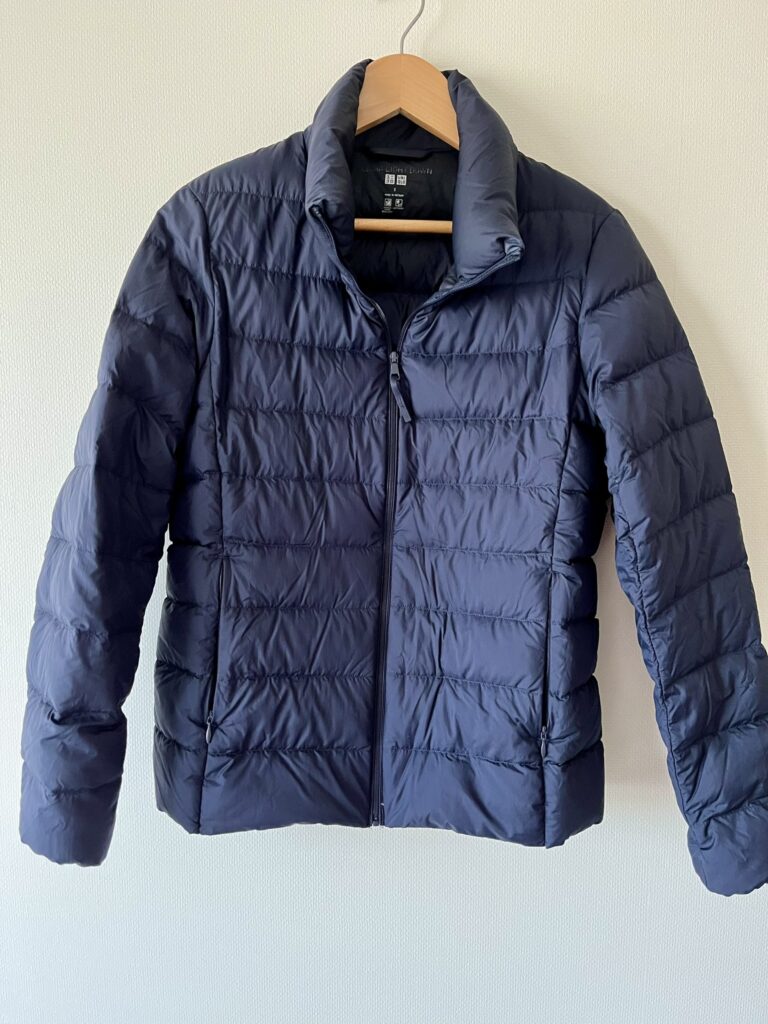 襟付きユニクロウルトラライトダウンはビジネスでも活躍