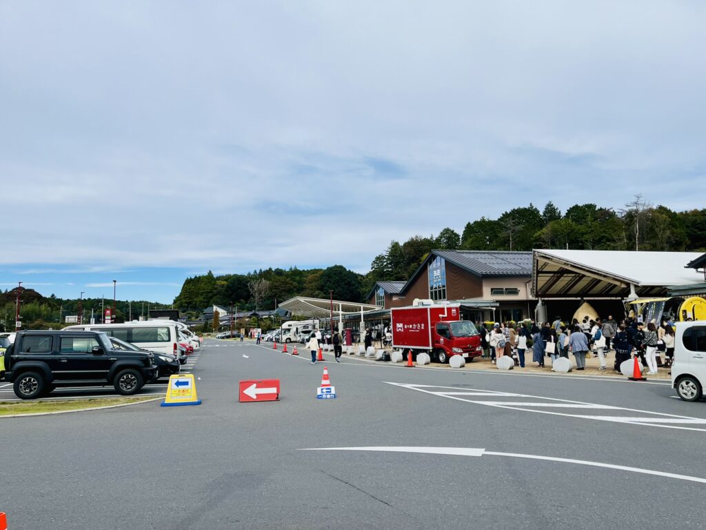 新しくて人気のある道の駅笠間の駐車場と建物 秋は混雑するが、臨時駐車場があって安心 モンブランが有名