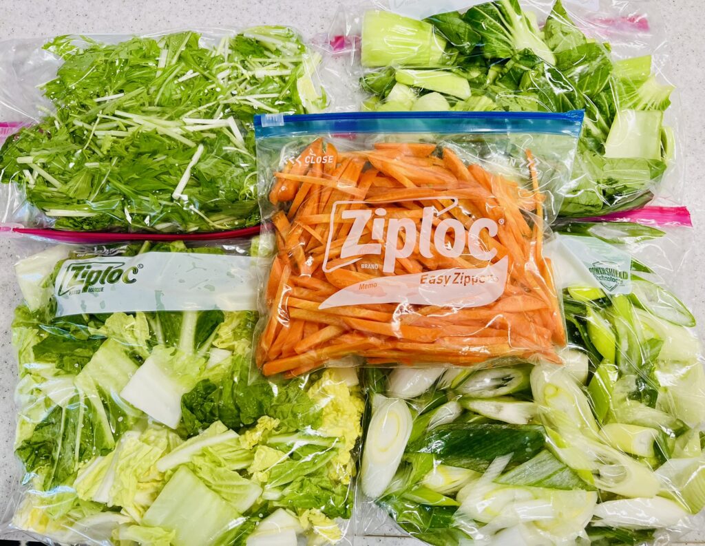 鍋の野菜が長持ちする保存方法。サラダ水切り器でしっかり水切りをして、ジップロックへ。ニンジン、白菜、ネギ、チンゲン菜、水菜