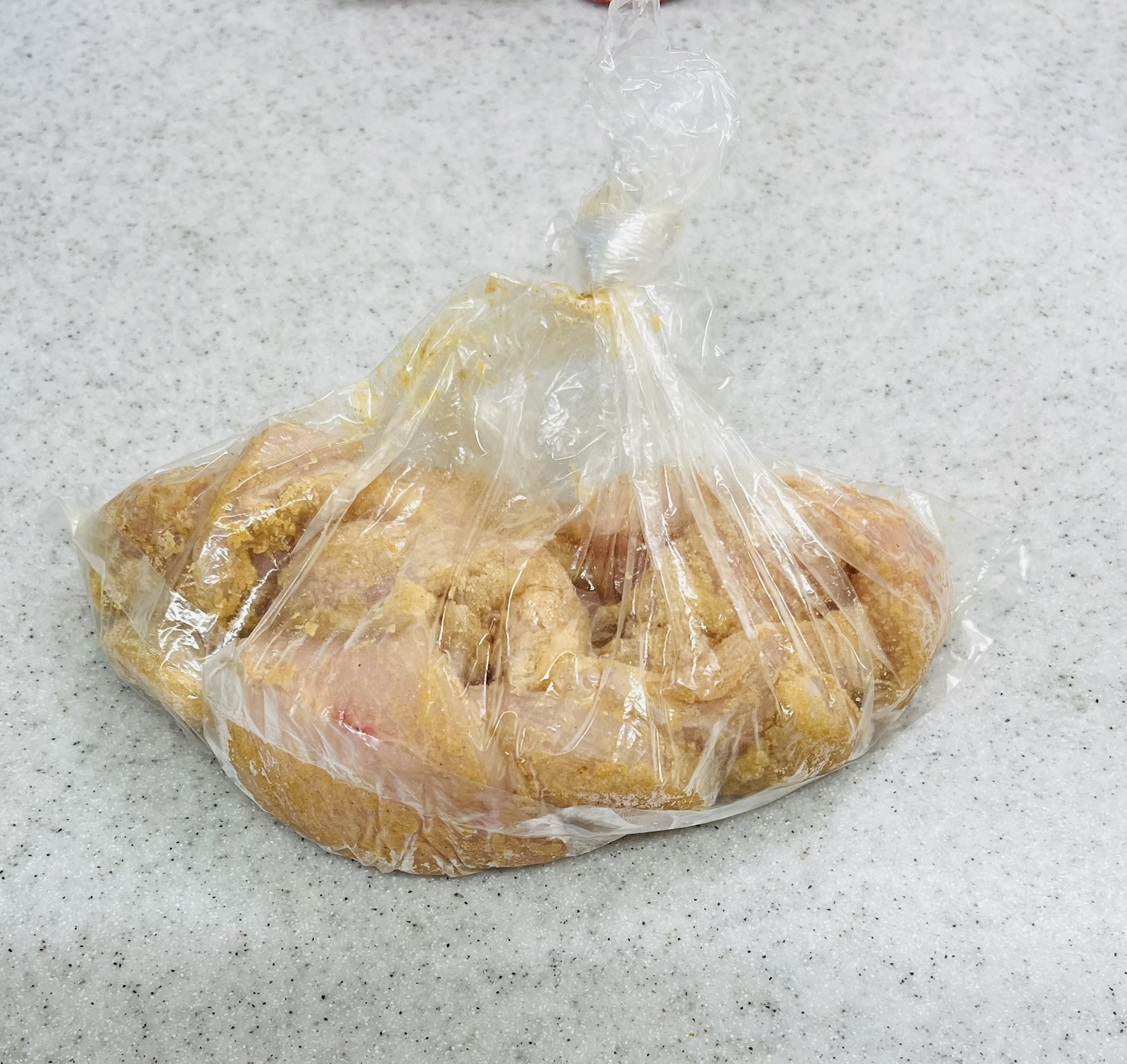 コストコさくらどりむね肉に唐揚げ粉で下味を付けた
