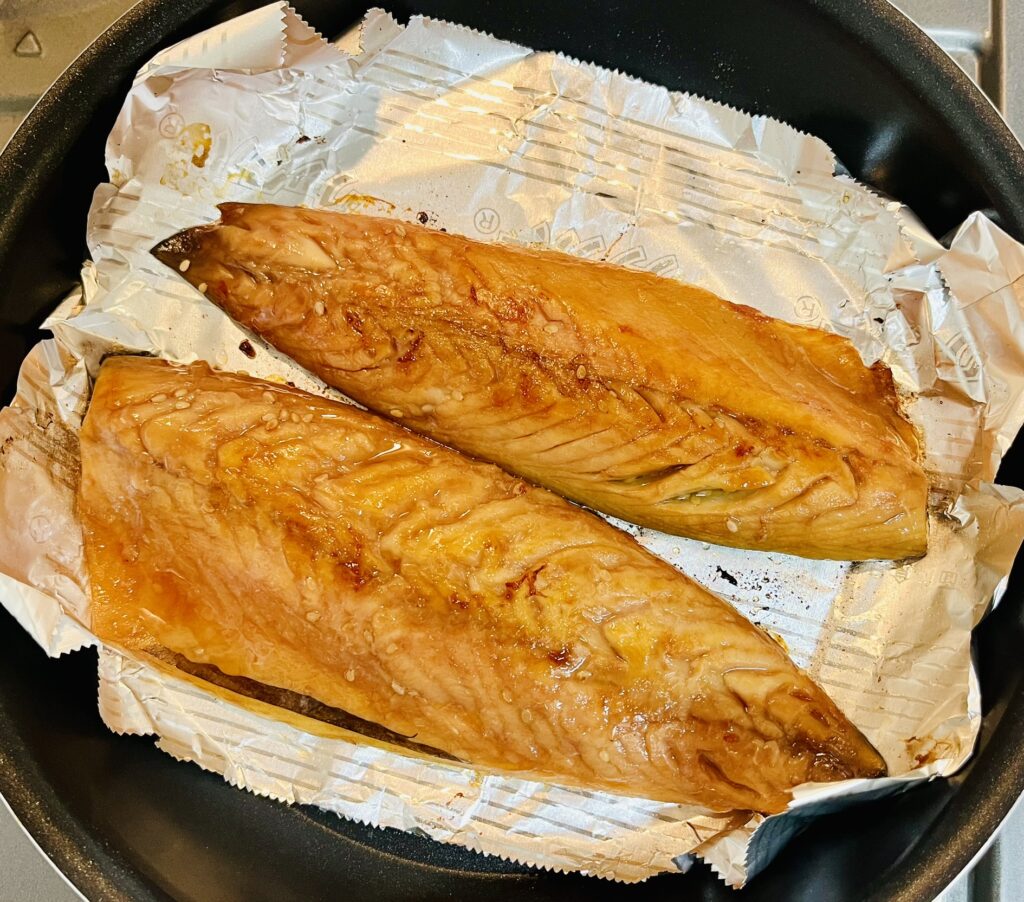 コストコのさばみりん干しの失敗しない焼き方。フライパンの上にクックパーフライパン用ホイルを敷いてから焼く。