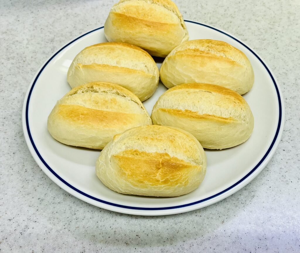 焼きあがったメニセズプチパン。きつね色の焦げ目が美味しそうに見える。