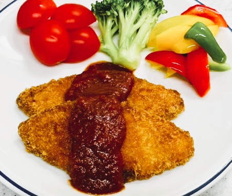 コストコ冷凍サーモンメンチカツに市販のトマトソースをトッピング_時短で簡単なレシピ