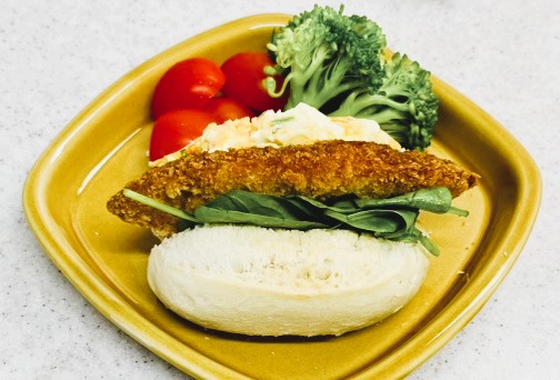 コストコ冷凍サーモンメンチカツをパンに挟めば時短で簡単なランチやお弁当になる