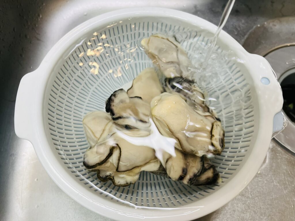 コストコ冷凍牡蠣を流水解凍。時短で美味しく仕上がる。