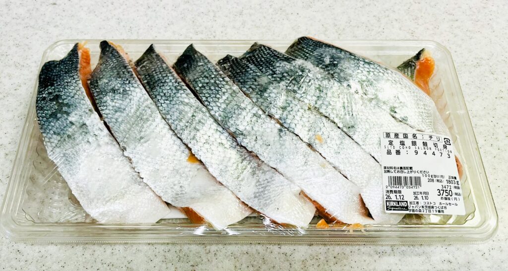 コストコ定塩銀鮭の外観。大きな切り身