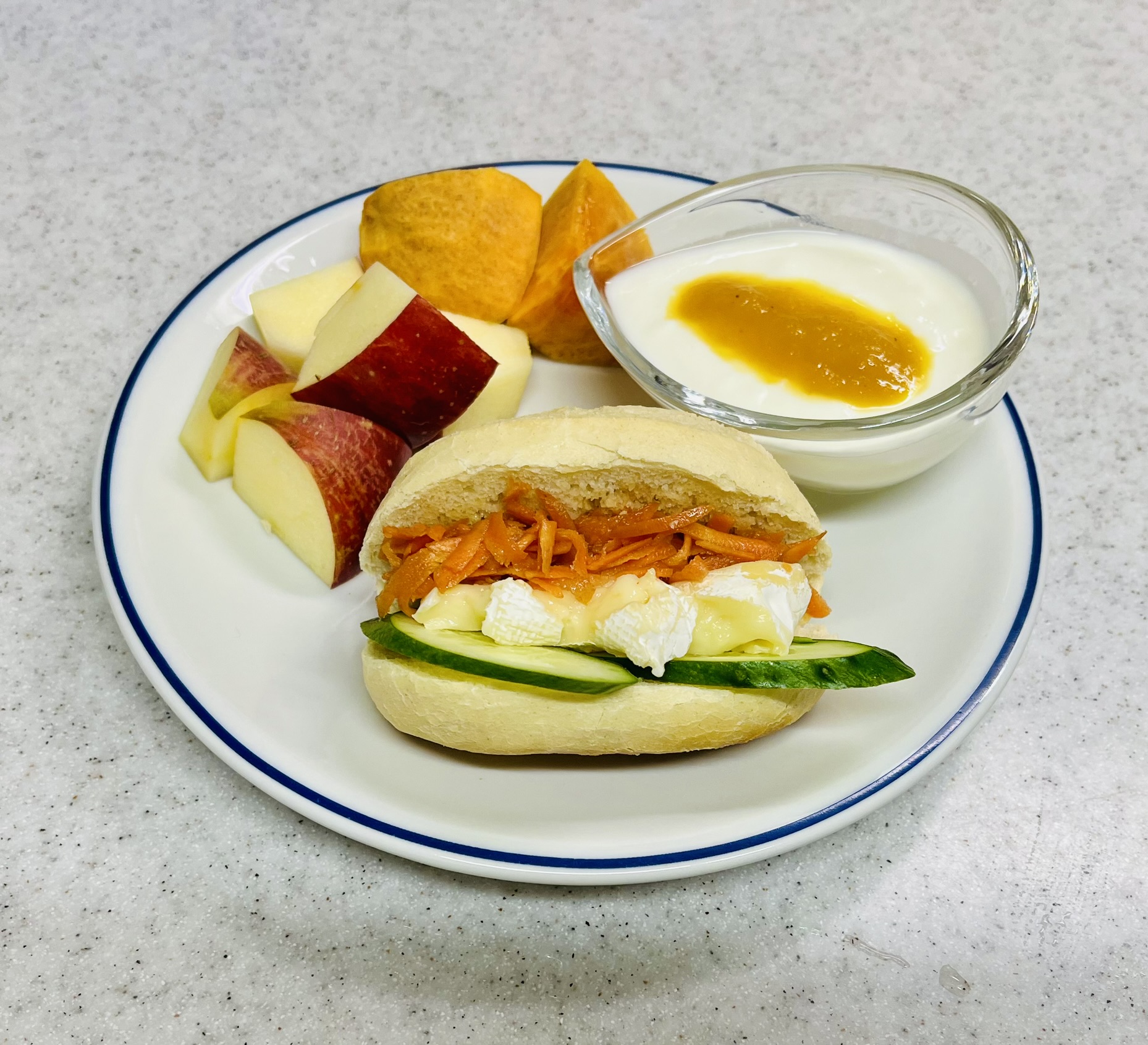 メニセーズ・プチパンにトロッとしたチーズとチーズサンドした