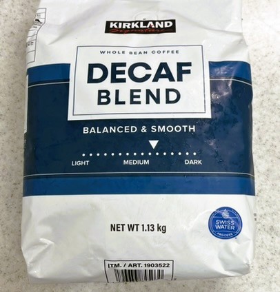 コストコ、カークランド製のデカフェのパッケージ。安くて美味しい。コスパがいいので、節約になる。