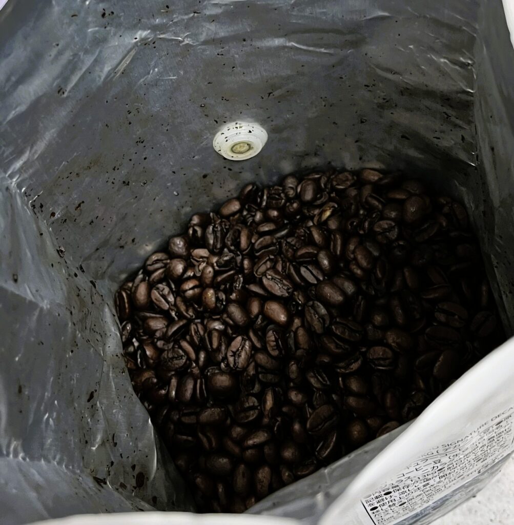 コストコ、カークランド製のデカフェ、豆の様子。安くて美味しい。コスパがいいので、節約になる。
