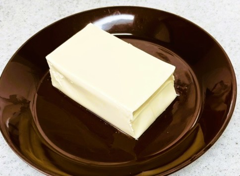 コストコ常温保存豆腐の中身。やや黄色みがかった色がついた柔らかな絹ごし豆腐。通常の豆腐より小さめ。