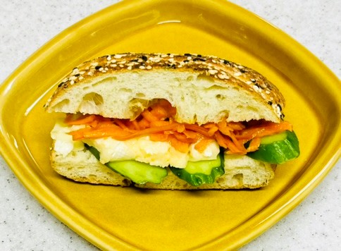 コストコ新商品パン、エブリシングチャバタのサンドイッチ