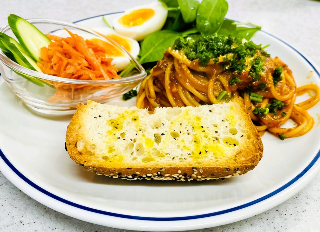 コストコ新商品パン、エブリシングチャバタを料理に添えた