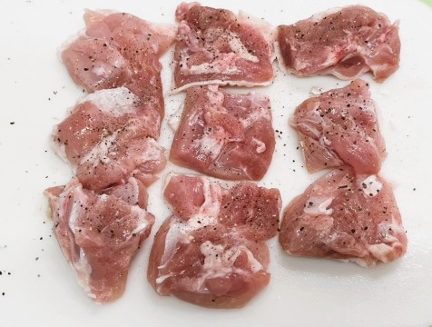 タンドリーチキンの下ごしらえ。鶏もも肉の両面に塩コショウを振る