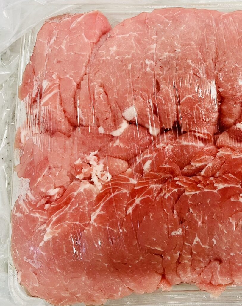 コストコのカナダ産三元豚ロース薄切りしゃぶしゃぶ肉の外観。脂身が少ないもの。